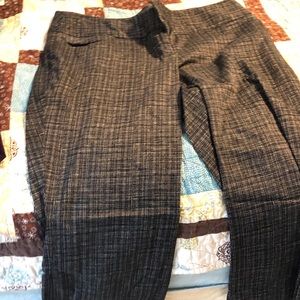 4 pairs of women’s slim pants.